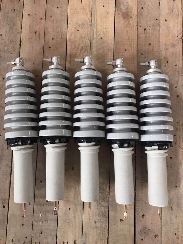 Zespół tulei niskonapięciowej zgodnej ze standardem ANSI 18 kV