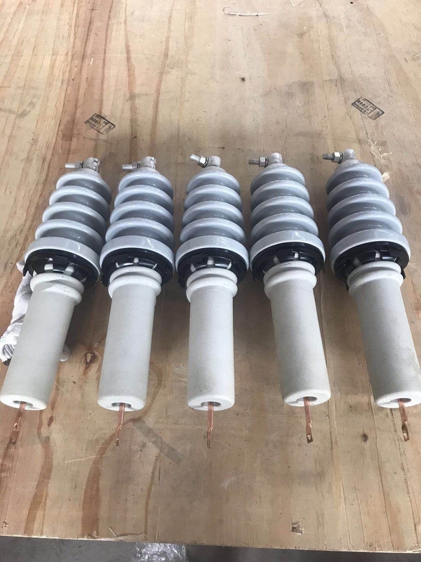 Zespół tulei niskonapięciowej zgodnej ze standardem ANSI 18 kV