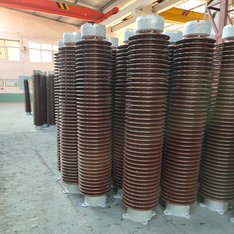 Brązowy szkliwiony izolator odgromowy 88 kg wysokość 1700 mm