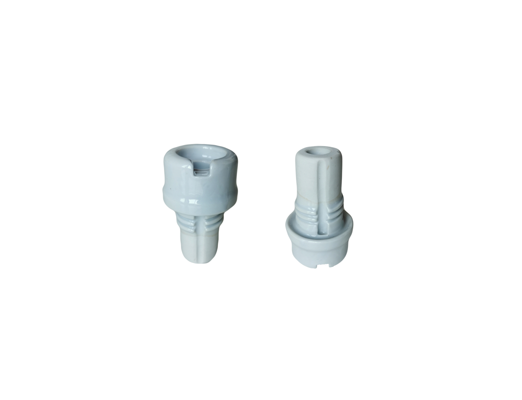 Szare izolatory ceramiczne ANSI 1,2 kV na liniach energetycznych